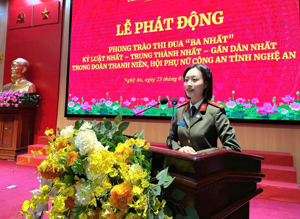 Đồng chí Lê Diệu Thúy Trưởng ban Phụ nữ Công an tỉnh phát biểu tại Hội nghị