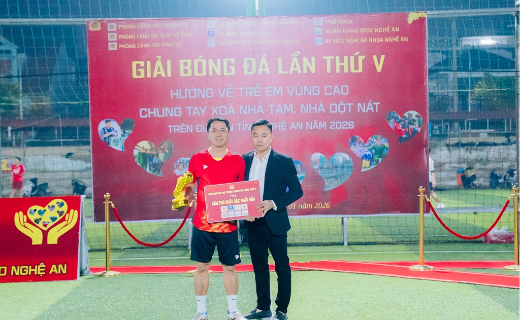 Trao giải cá nhân cho cầu thủ ghi nhiều bàn thắng, thủ môn xuất sắc và cầu thủ xuất sắc nhất