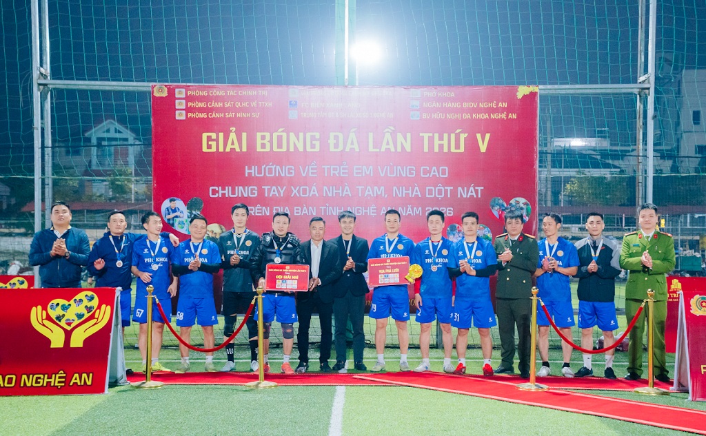 Trao giải nhì cho đội bóng Phở Khoa