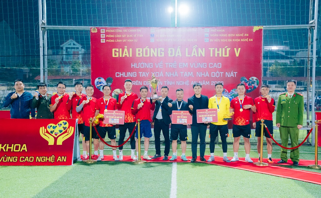 Trao cúp vô địch cho Liên quân Phòng Công tác chính trị và Phòng Cảnh sát Quản lý hành chính về trật tự xã hội, Công an tỉnh