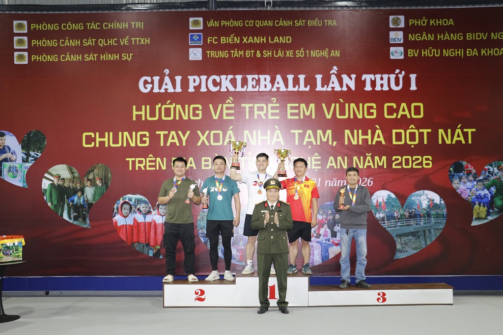 Trao Cúp và Huy chương cho các cặp đôi đoạt Giải Nhất, Nhì Ba ở nội dung Pickleball