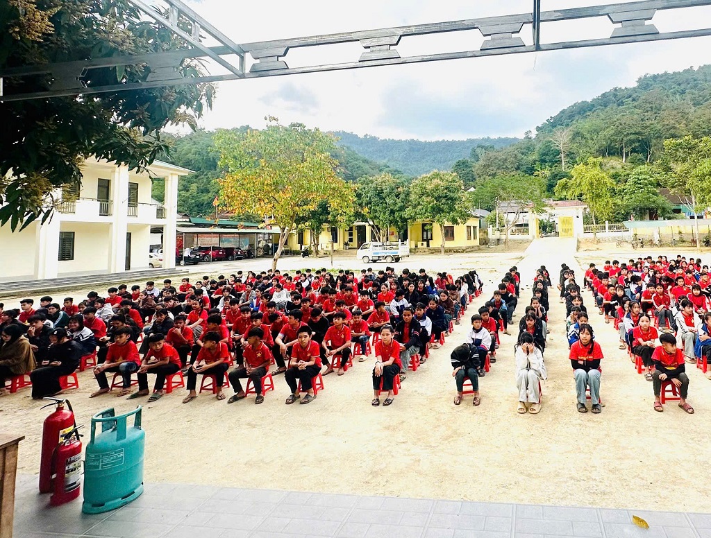 Thông qua buổi tuyên truyền, cán bộ, giáo viên và học sinh được trang bị thêm kiến thức pháp luật và kỹ năng xử lý tình huống