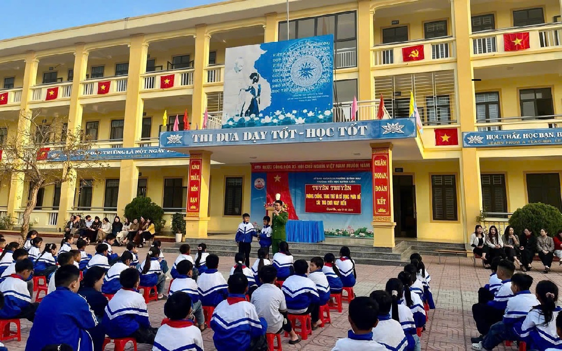 Đông đảo học sinh tham gia buổi tuyên truyền