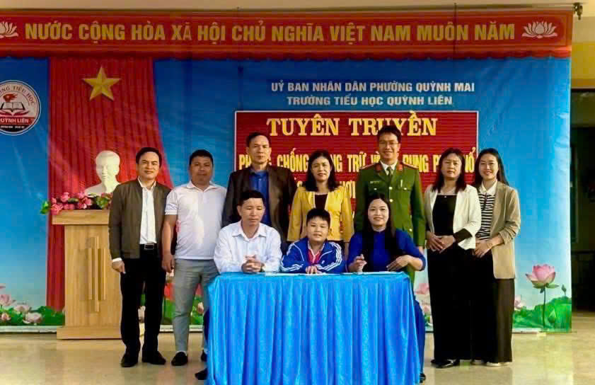 Giáo viên và học sinh ký cam kết chấp hành nghiêm quy định của pháp luật về phòng, chống pháo nổ