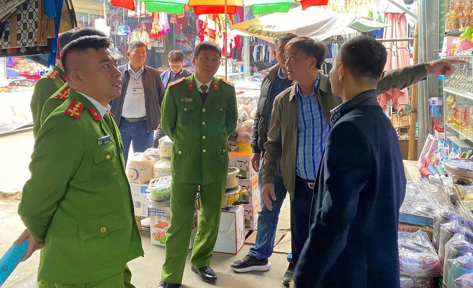 Lực lượng chức năng kiểm tra PCCC tại hộ kinh doanh trong chợ Con Cuông 