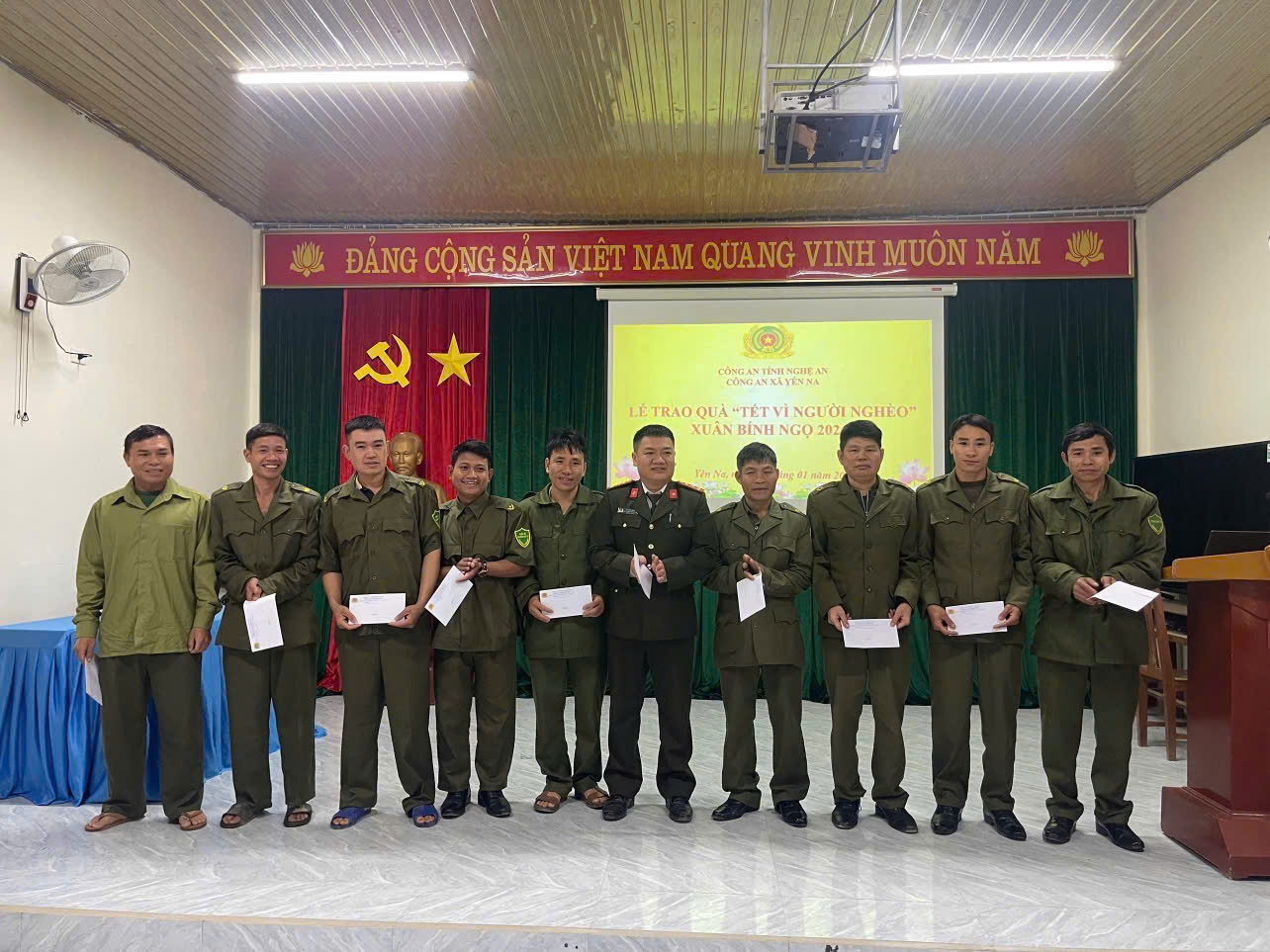 Công an xã tặng quà động viên lực lượng bảo vệ ANTT ở cơ sở