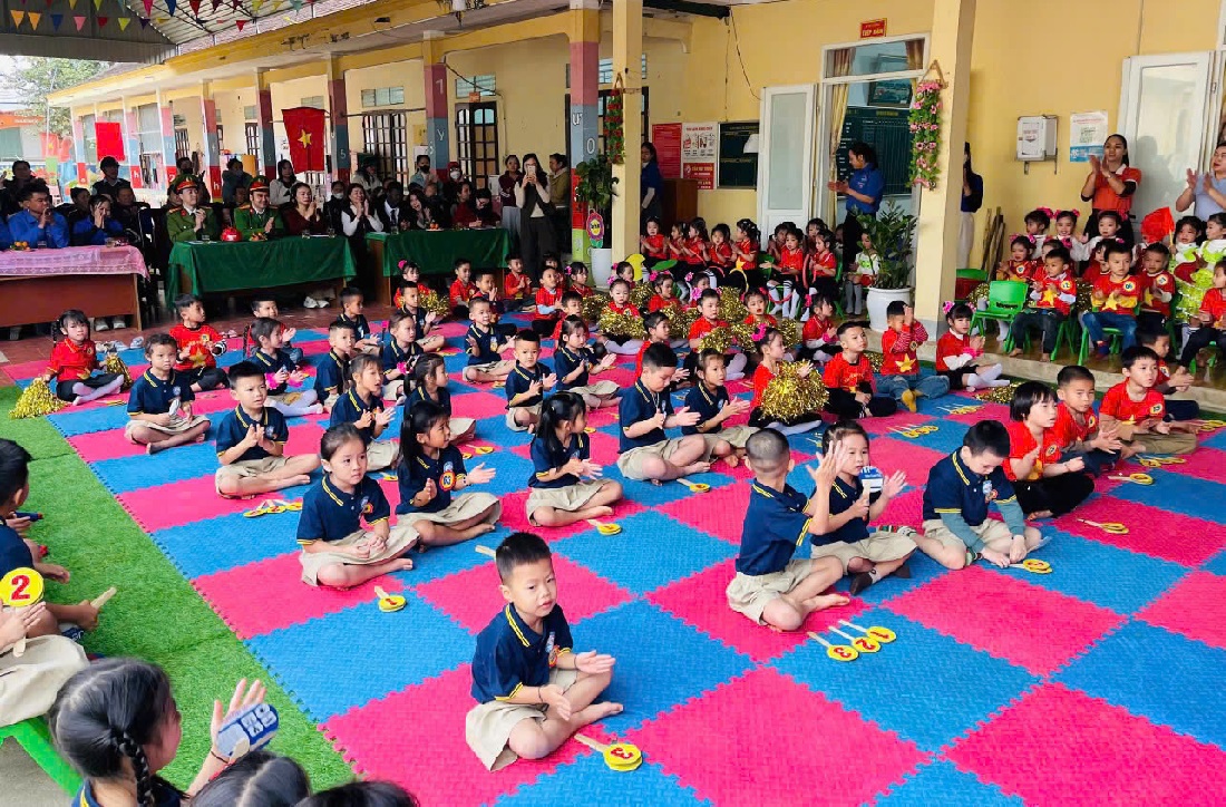 Trẻ mầm non hào hứng tham gia buổi tuyên truyền