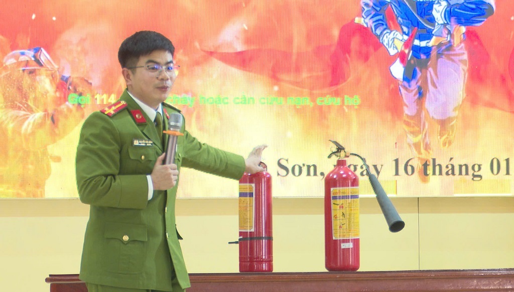 Công an xã tuyên truyền kết hợp mô phỏng đem đến người nghe những kiến thức dễ hiểu