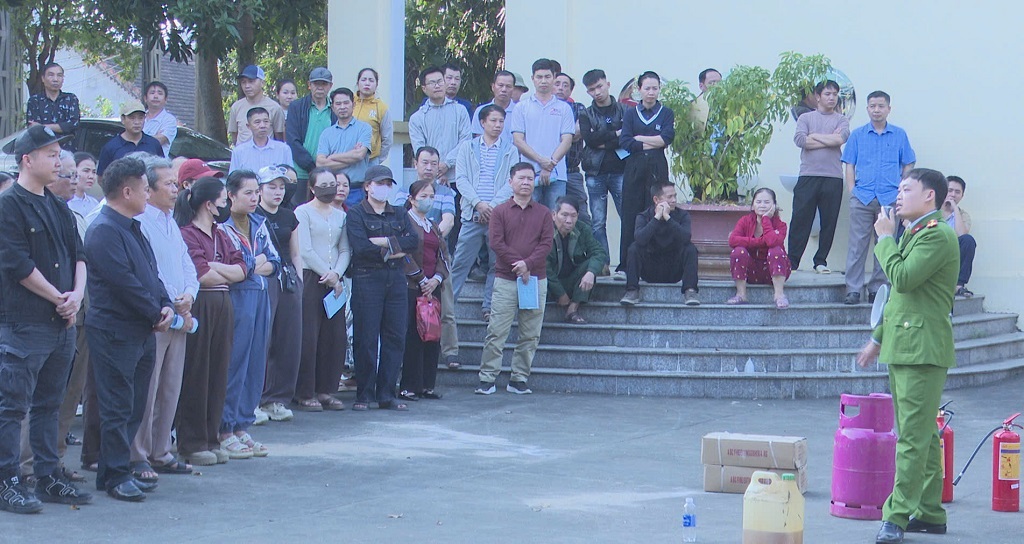Công an xã hướng dẫn người dân thực hành ngay sau buổi tập huấn