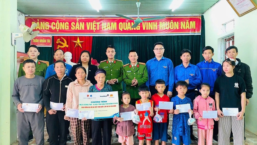 Đoàn thiện nguyện trao quà đến những hoàn cảnh khó khăn trên địa bàn