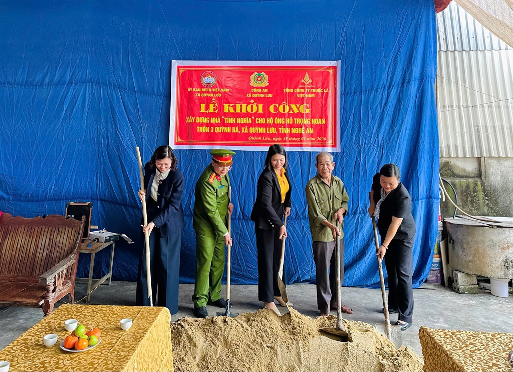 Công an xã cùng MTTQ xã và Nhà tài trợ tiến hành động thổ xây dựng căn nhà