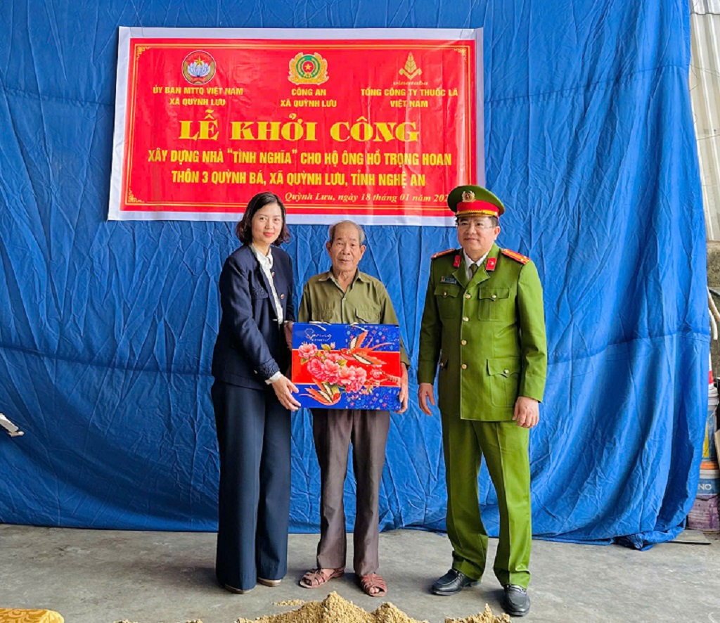 Công an xã trao quà đến hộ dân