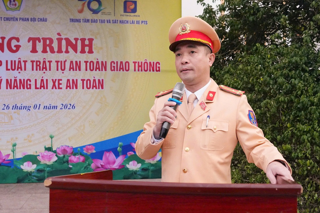 Đồng chí Thượng tá Nguyễn Hàm Thắng, Phó Trưởng phòng CSGT phát biểu tại Chương trình