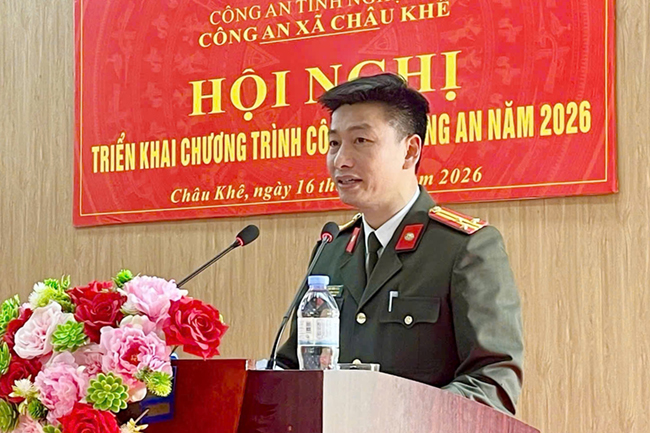 Đồng chí Thượng tá Đoàn Văn Hữu - Phó Trưởng Phòng An ninh điều tra, Công an tỉnh Nghệ An phát biểu tại Hội nghị
