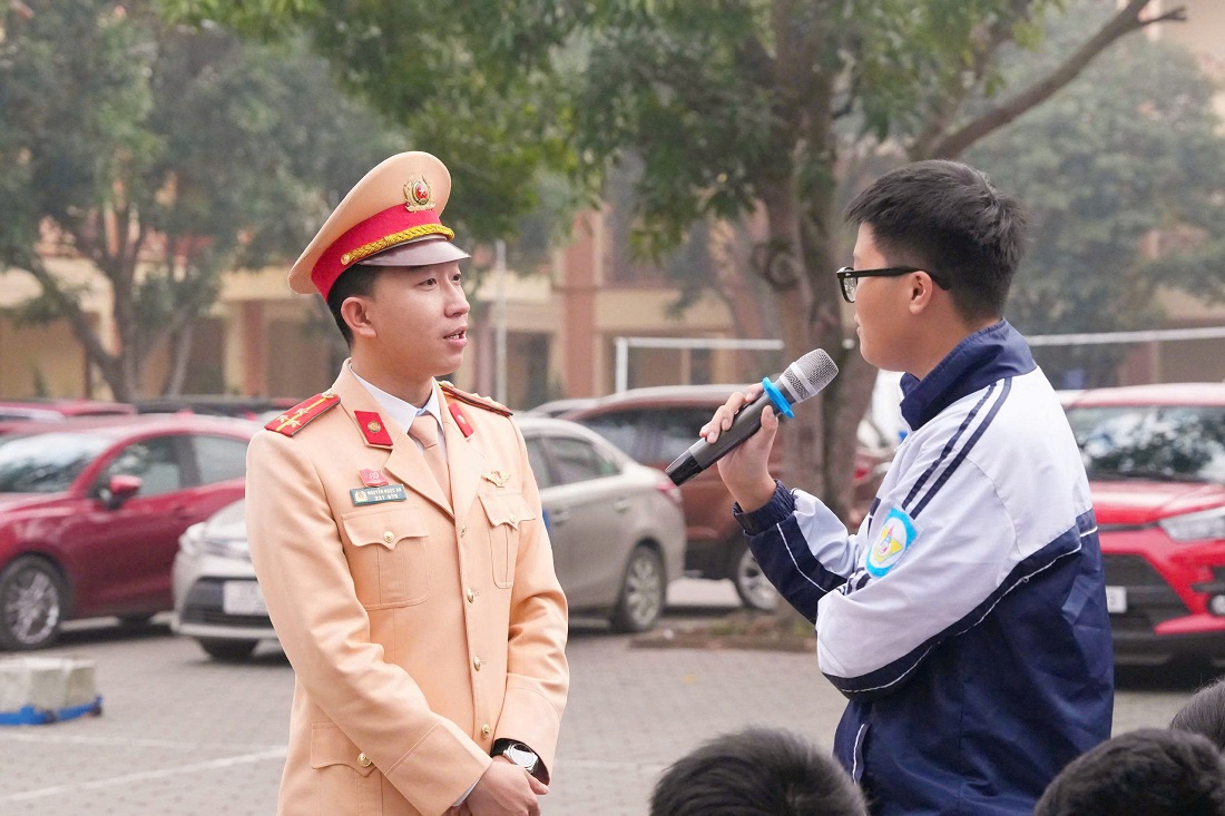 Học sinh trả lời câu hỏi về trật tự an toàn giao thông