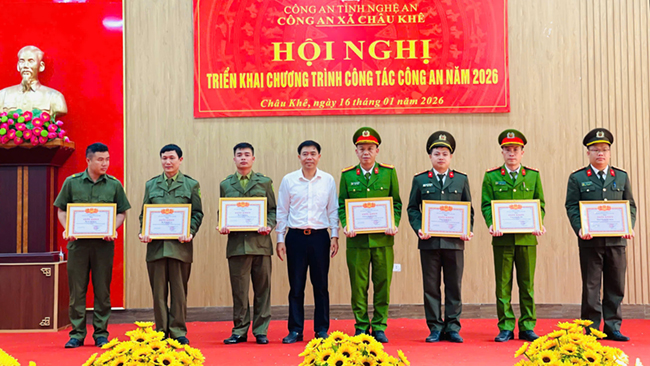 Đồng chí Thượng tá Đoàn Văn Hữu - Phó Trưởng Phòng An ninh điều tra, Công an tỉnh Nghệ An trao giấy khen tặng tập thể, cá nhân