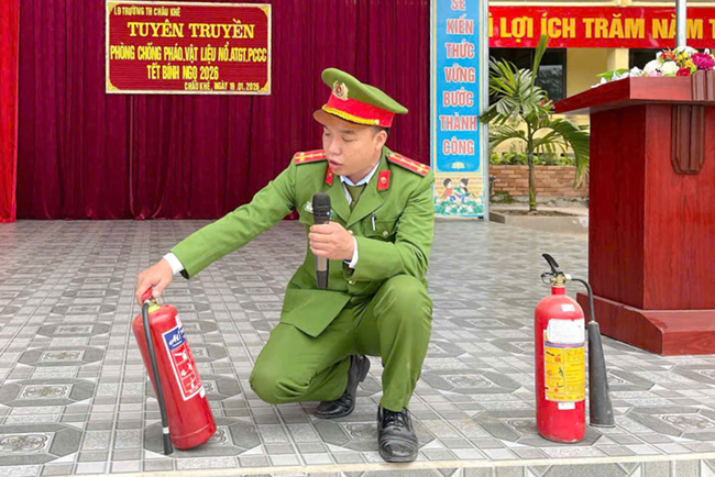 Cán bộ Công an xã tuyên truyền phòng chống pháo, vật liệu nổ, an toàn giao thông và phòng cháy chữa cháy