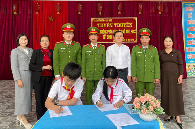 Giáo viên và học sinh ký cam kết thực hiện quy định của pháp luật