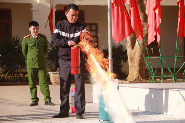 Công an xã hướng dẫn cách sử dụng phương tiện chữa cháy ban đầu