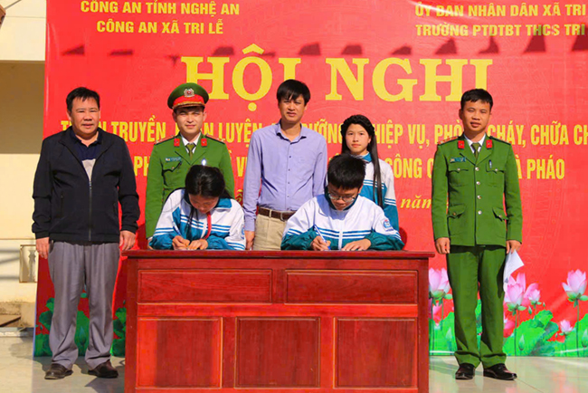 Học sinh ký cam kết chấp hành pháp luật