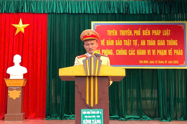 Cán bộ Công an xã Văn Hiến và cán bộ Tổ Cảnh sát giao thông địa bàn Đô Lương tuyên truyền tại nhà trường