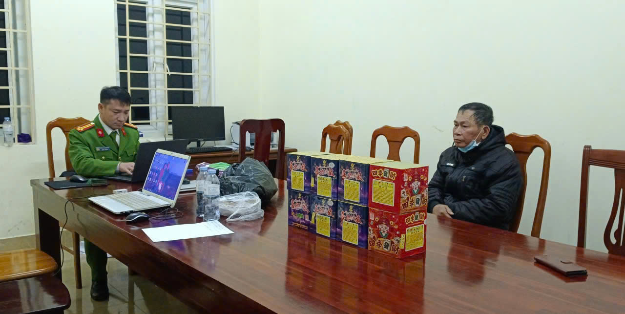 Đối tượng Nguyễn Đình Ngọc cùng tang vật tại cơ quan Công an