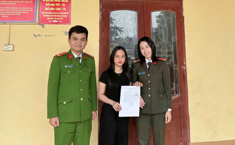 Công an xã Tam Đồng trao trả tài sản cho chị H.