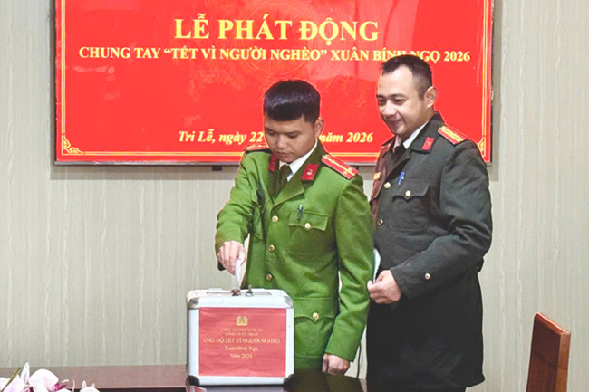 Cán bộ, chiến sĩ Công an xã Tri Lễ quyên góp ủng hộ