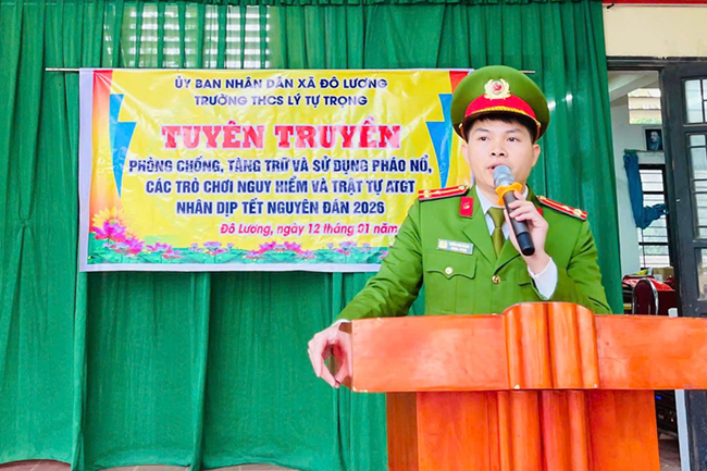 Cán bộ Công an xã Đô Lương tuyên truyền pháp luật cho học sinh