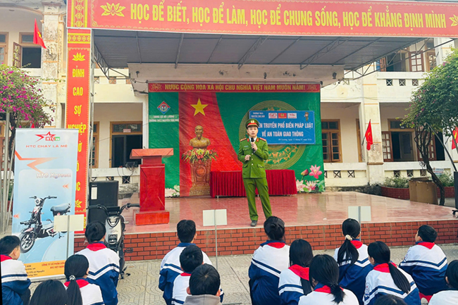 Cán bộ Công an xã Đô Lương tuyên truyền, phổ biến giáo dục pháp luật cho học sinh