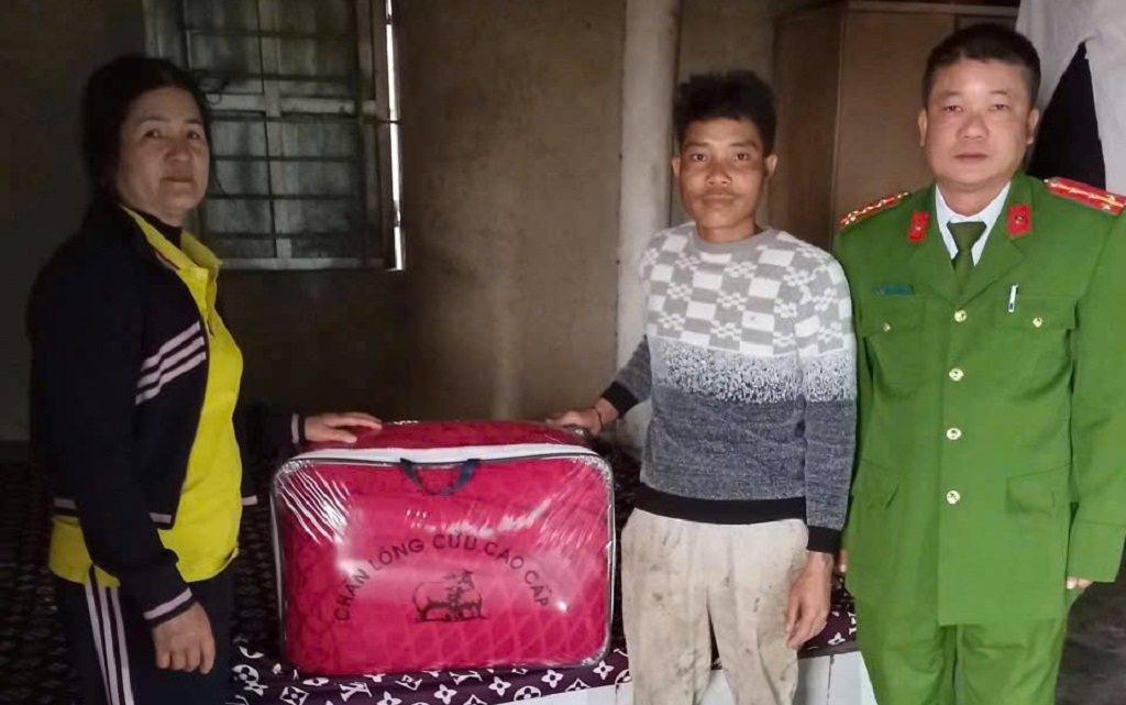  Công an xã Sơn Lâm tặng bà con biên giới chăn ấm và đồ dùng sinh hoạt