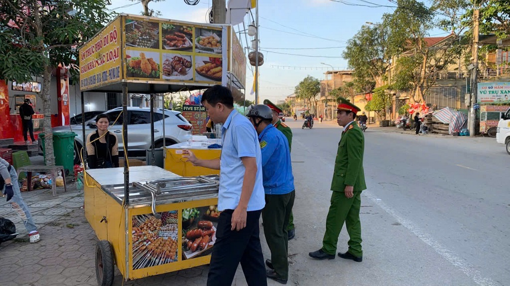 Công an phường Vinh Phú phối hợp với Phòng Cảnh sát Quản lý hành chính về trật tự xã hội Công an tỉnh, Phòng Kinh tế - Hạ tầng kỹ thuật phường cùng cơ quan, ban ngành, đoàn thể ra quân chỉnh trang đô thị, giải tỏa hành lang ATGT