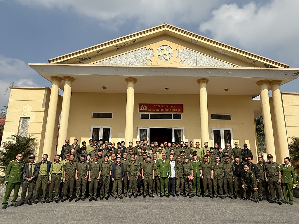 Đại biểu chụp ảnh lưu niệm