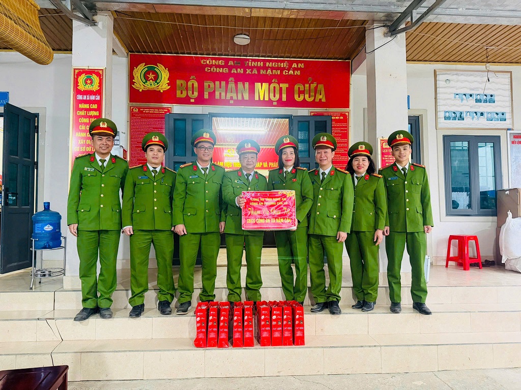 Công an phường Cửa Lò trao quà tặng Công an xã Nậm Cắn