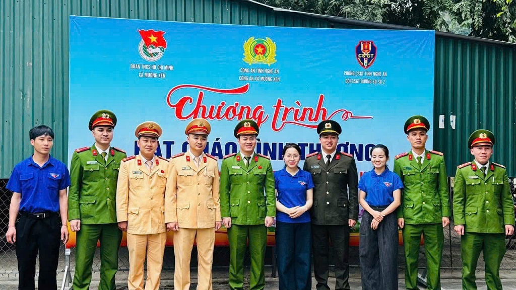 Công an xã Mường Xén phối hợp các đơn vị trao cháo tới bệnh nhân và người nhà