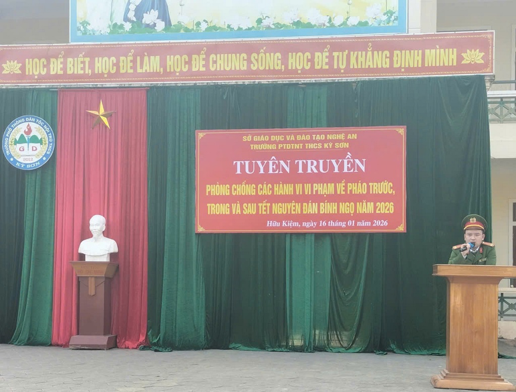 Công an xã Hữu Kiệm tuyên truyền pháp luật cho học sinh Trường PTDT nội trú THCS Kỳ Sơn 