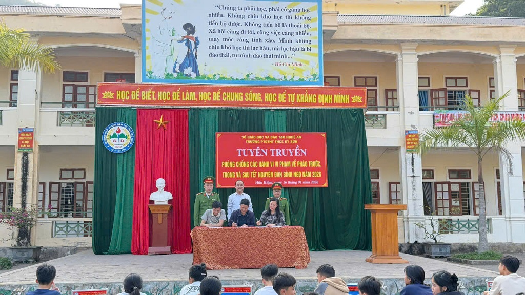    Cán bộ, giáo viên và học sinh Trường PTDT nội trú THCS Kỳ Sơn ký cam kết chấp hành pháp luật