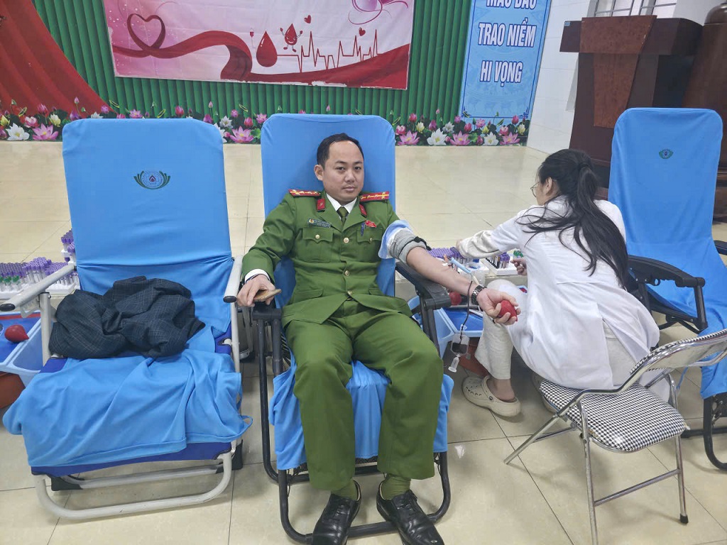 Đại úy Nguyễn Đình Đồng - Phó Trưởng Công an xã Cát Ngạn kịp thời hiến máu giúp bệnh nhân có đủ đơn vị máu để đáp ứng phác đồ điều trị