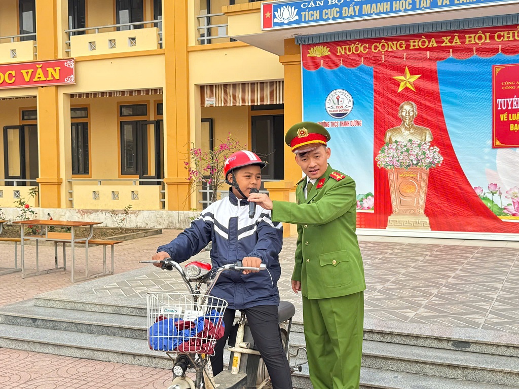 Công an xã Xuân Lâm tuyên truyền với hình thức sinh động, dễ hiểu, dễ nhớ Tổ chức cho học sinh ký cam kết không vi phạm