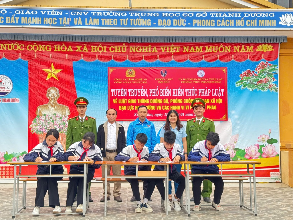 Tổ chức cho học sinh ký cam kết không vi phạm