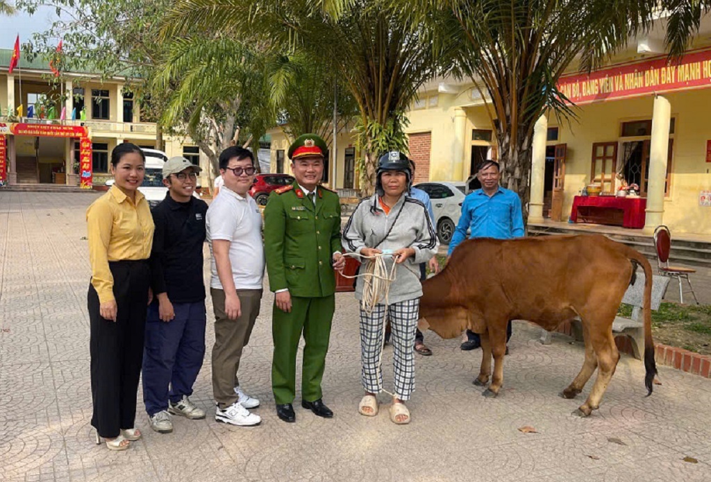Công an xã trao nhiều suất quà đến người có hoàn cảnh khó khăn