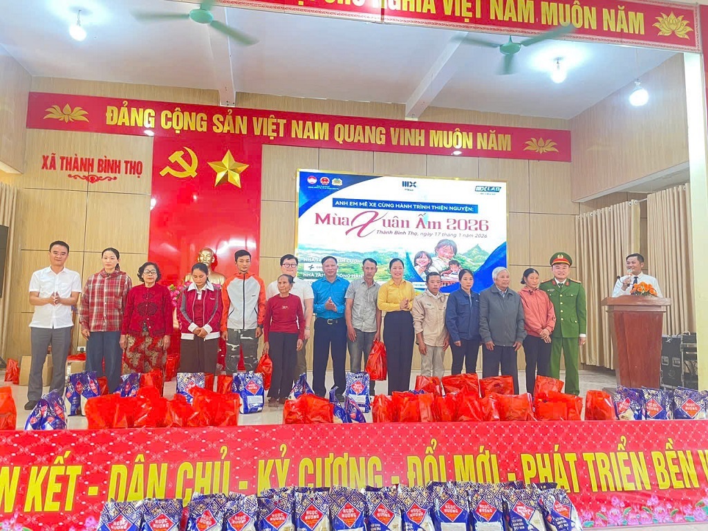 Đoàn thiện nguyện trao bò giống đến người dân