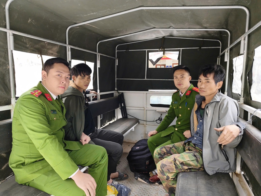 Lực lượng chức năng áp giải đối tượng Kha Văn Phôm về trụ sở để điều tra, làm rõ