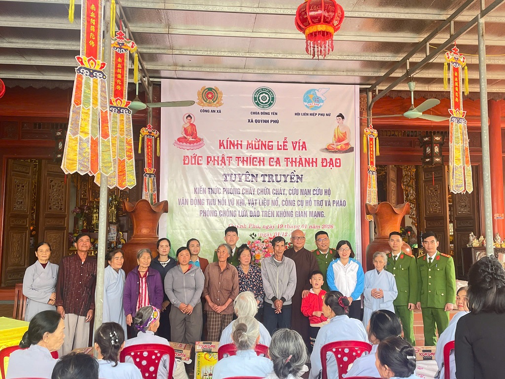 Công an xã trao tặng quà đến những hoàn cảnh khó khăn