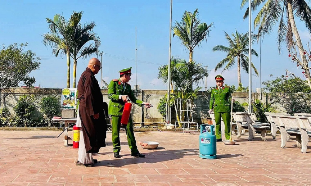 Công an xã kết hợp giữa tuyên truyền và thực hành tại chỗ	