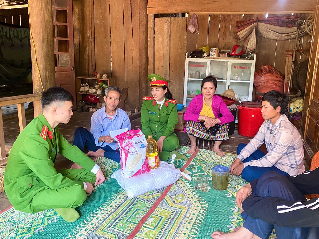 Công an xã trao quà đến các em nhỏ và người dân