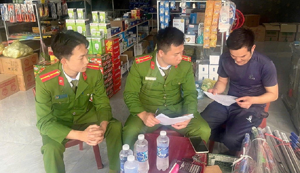 Công an xã tuyên truyền, vận động người dân chấp hành pháp luật