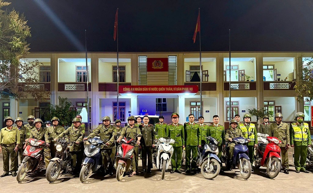 Công an xã tăng cường tuần tra vũ trang