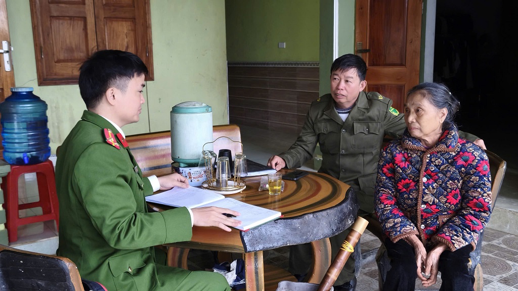 Công an xã xuống cơ sở đối chiếu, thu thập thông tin