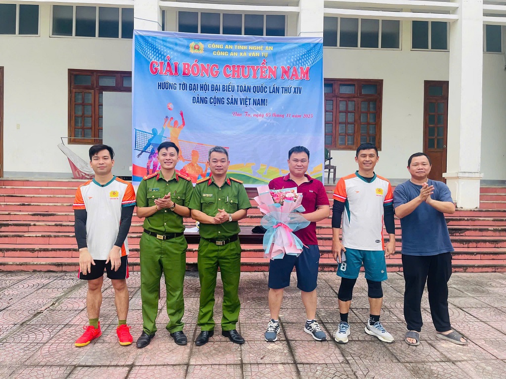 Tặng hoa cho vận động viên	